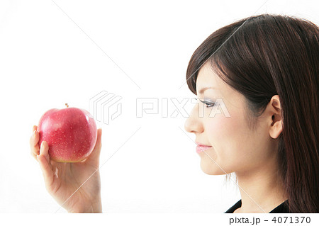 林檎を持つ女性の写真素材