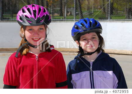 Two girls rollerblading 4072955