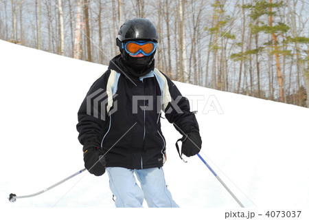 Girl skiing downhill 4073037