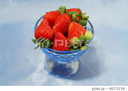 Strawberries in a bowl 4073139