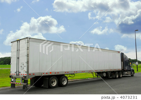 Eighteen wheeler truck 4073231