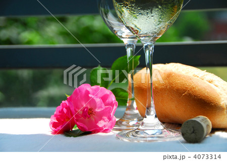 Two wine glasses 4073314