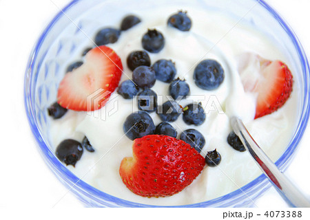 Yogurt and berries Yogurt and berries 4073388