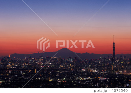 東京スカイツリーと富士山と東京タワーの夜景 4073540