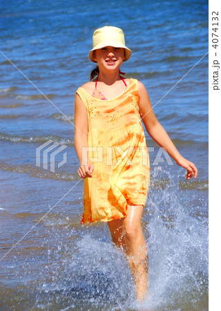 Running girl Running girl 4074132