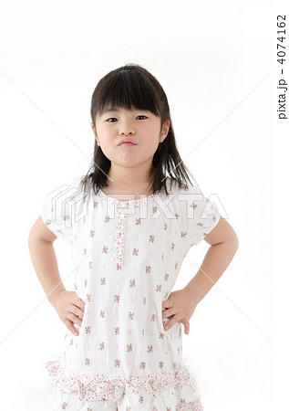 花柄の服を着た女の子の写真素材