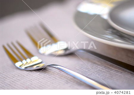 Plates and cutlery 4074281