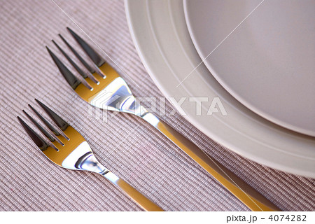 Plates and cutlery 4074282