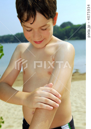Boy applying sunscreen 4075934