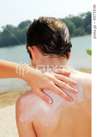 Applying sunscreen 4075936