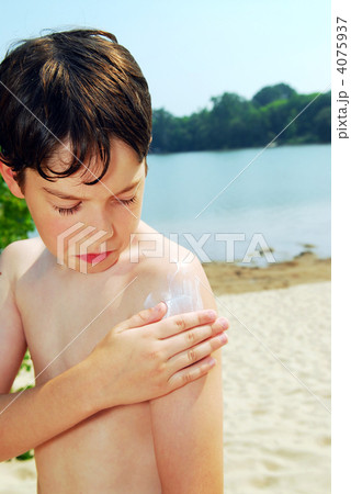 Applying sunscreen 4075937
