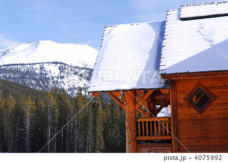 Log mountain cabin 4075992