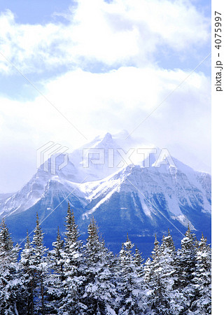 Snowy mountain 4075997