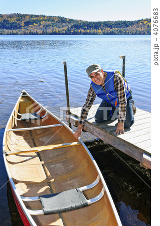 Man with canoe 4076683