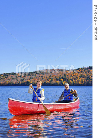 Canoe trip on scenic lake in fall 4076723