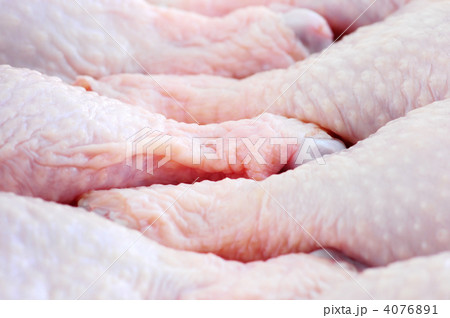 Raw chicken drumsticks Raw chicken drumsticks 4076891