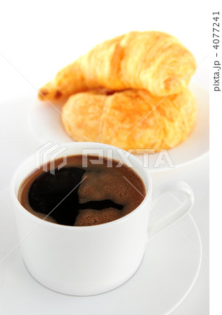 Coffee and croisssants 4077241