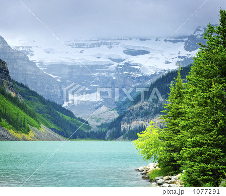 Lake Louise with mountains 4077291
