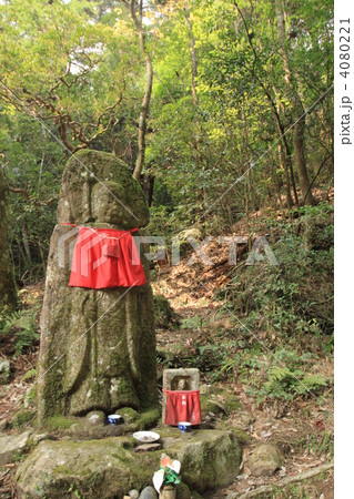 首切地蔵と新緑 首切地蔵と新緑 4080221