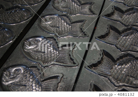 Molds of taiyaki (fish-shaped pancake filled with bean jam) 4081132