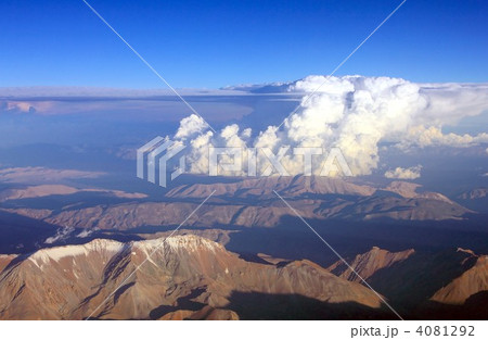 夏の太陽に照らされた南米アンデス山脈と湧き上がる入道雲 夏の太陽に照らされた南米アンデス山脈と湧き上がる入道雲 4081292