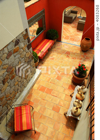 Courtyard of a villa 4083268