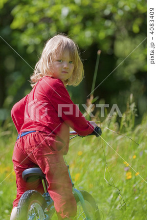 boy with bicycle 4083409