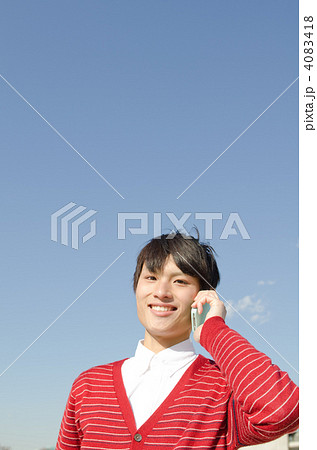 セーターを着た若い男性 4083418