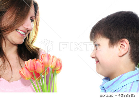 Mother and son with flowers 4083885