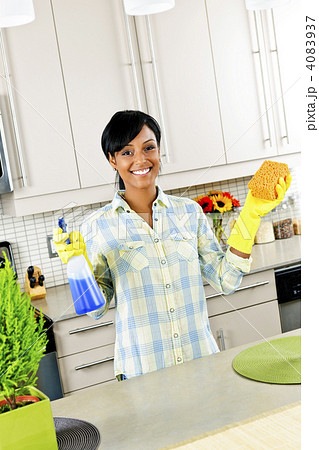 Young woman cleaning kitchen Young woman cleaning kitchen 4083937
