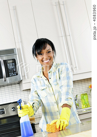 Young woman cleaning kitchen Young woman cleaning kitchen 4083960