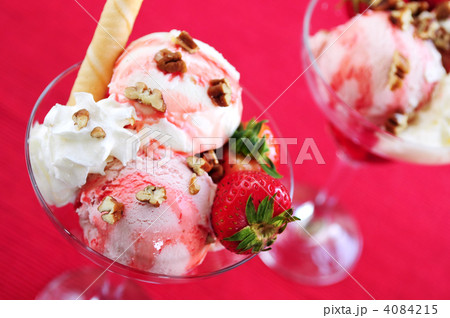 Strawberry ice cream sundae Strawberry ice cream sundae 4084215