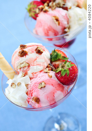 Strawberry ice cream sundae 4084220