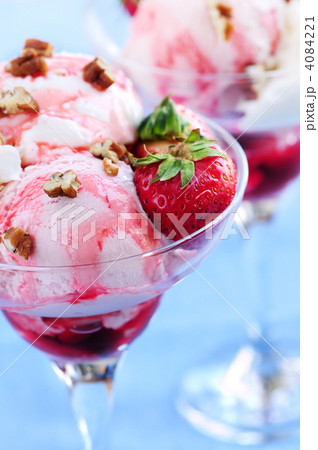 Strawberry ice cream sundae 4084221