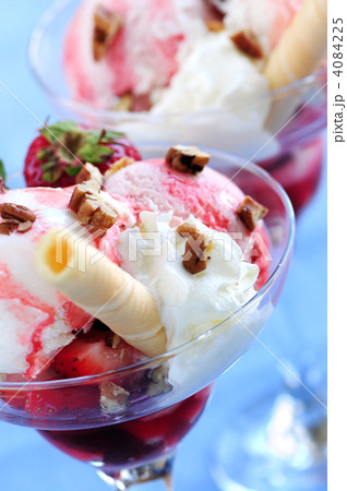 Strawberry ice cream sundae 4084225