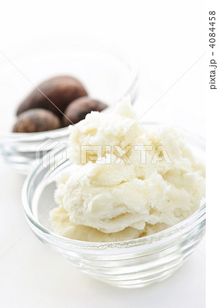 Shea butter and nuts in bowls Shea butter and nuts in bowls 4084458