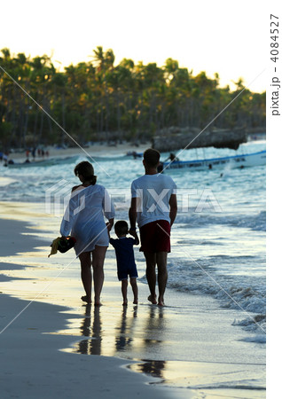Family walking on a beach 4084527