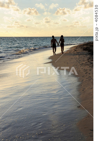 Couple walking on a beach Couple walking on a beach 4084530