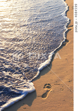 Tropical beach with footprints 4084599