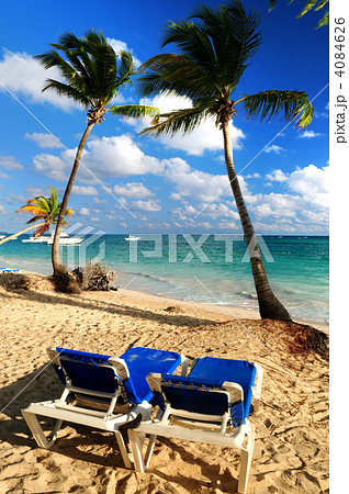 Sandy beach of tropical resort 4084626
