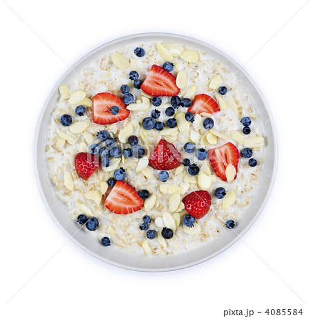 Bowl of oatmeal with berries 4085584