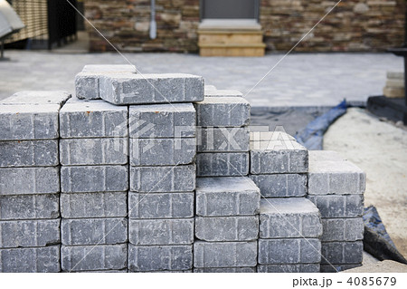 Interlocking stone driveway 4085679