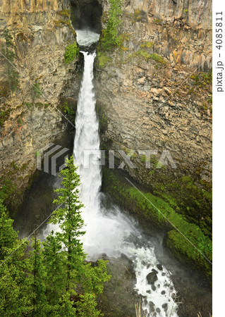 Spahats Falls waterfall in Wells Gray Provincial Park, Canada 4085811