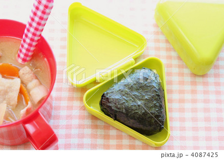 おにぎりケースに入ったおにぎりと豚汁のランチ 4087425