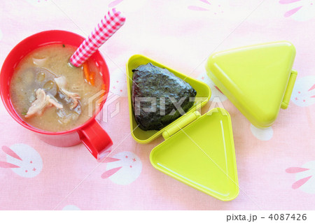 おにぎりケースに入ったおにぎりと豚汁のランチ 4087426