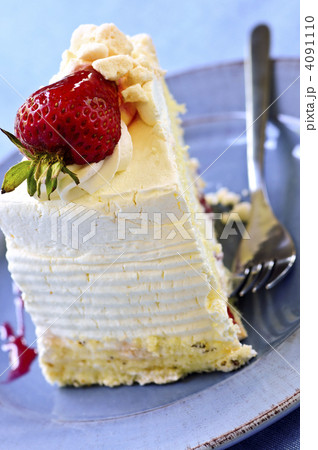 Slice of strawberry meringue cake 4091110