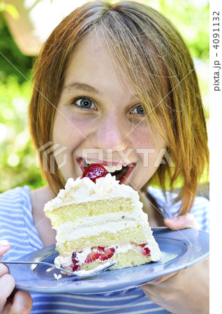 Girl eating a cake 4091132