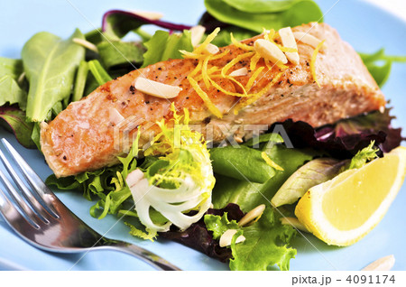 Salad with grilled salmon 4091174