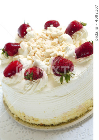 Isolated cake 4092107