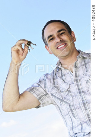 Man holding keys 4092439